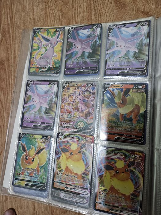 Cerca de 900 cartas de pokemon
