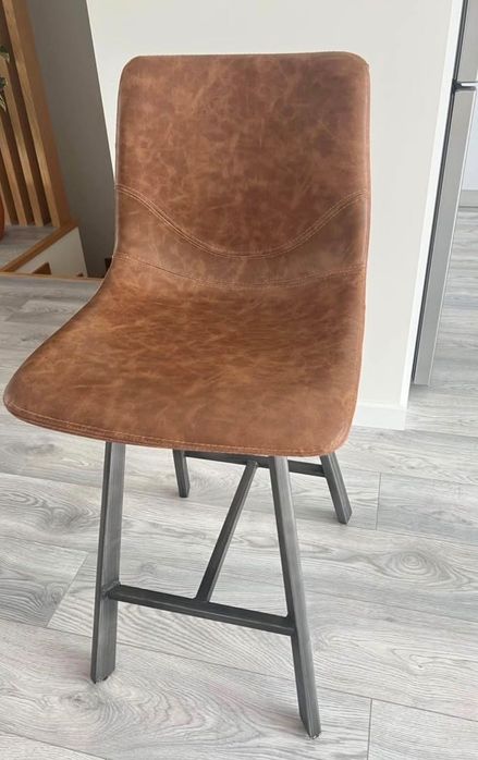 Cadeiras altas em pele da Kave Home