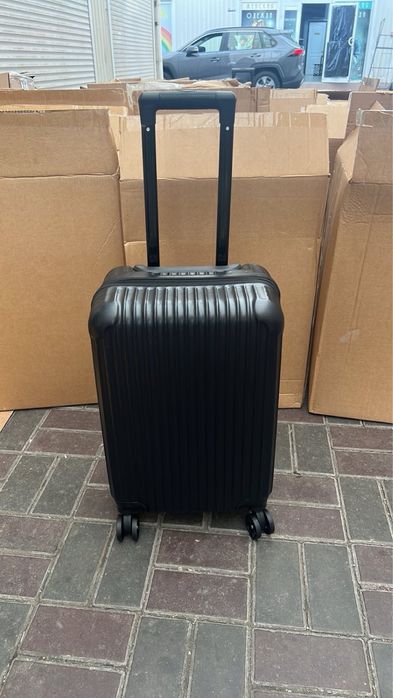 Валіза розпродаж складу без підкладки в середині