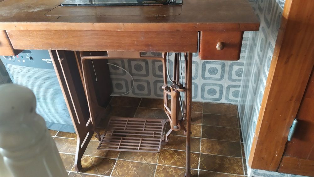 Máquina de costura Singer com mesa e gavetas