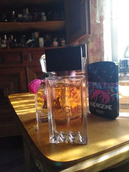 Oferuję Słynny zapach by Rihanna.edt. Cudo. Mocny. Trwały