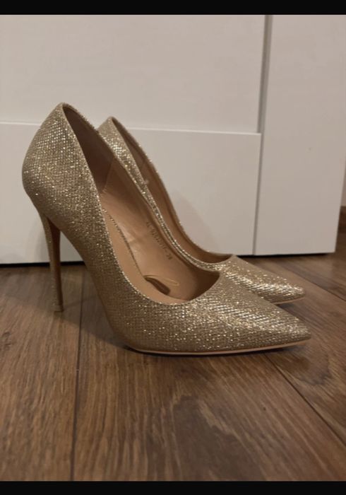 Złote eleganckie szpilki DeeZee