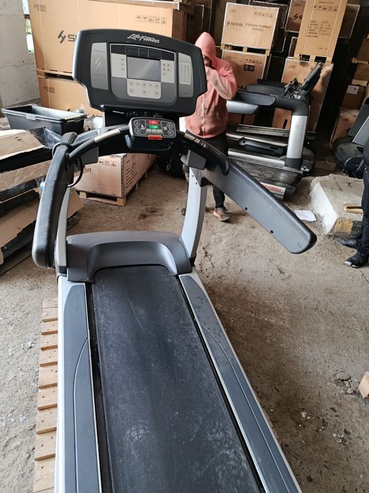 Life Fitness 95Ti  Професійна бігова доріжка | Клубна | 180 кг