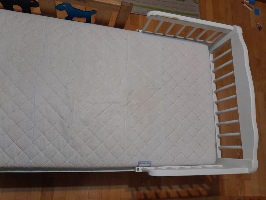 Łóżka dziecięce z barierkami i materacem