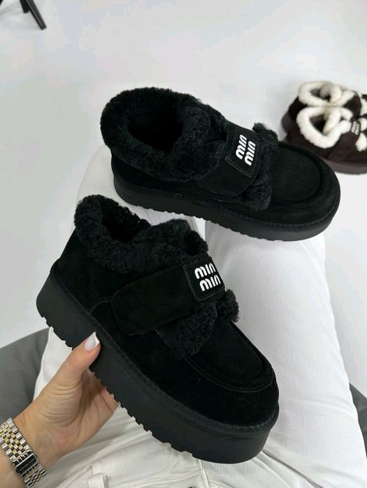 Жіночі лофери Miu Miu з натуральної замші та хутра.