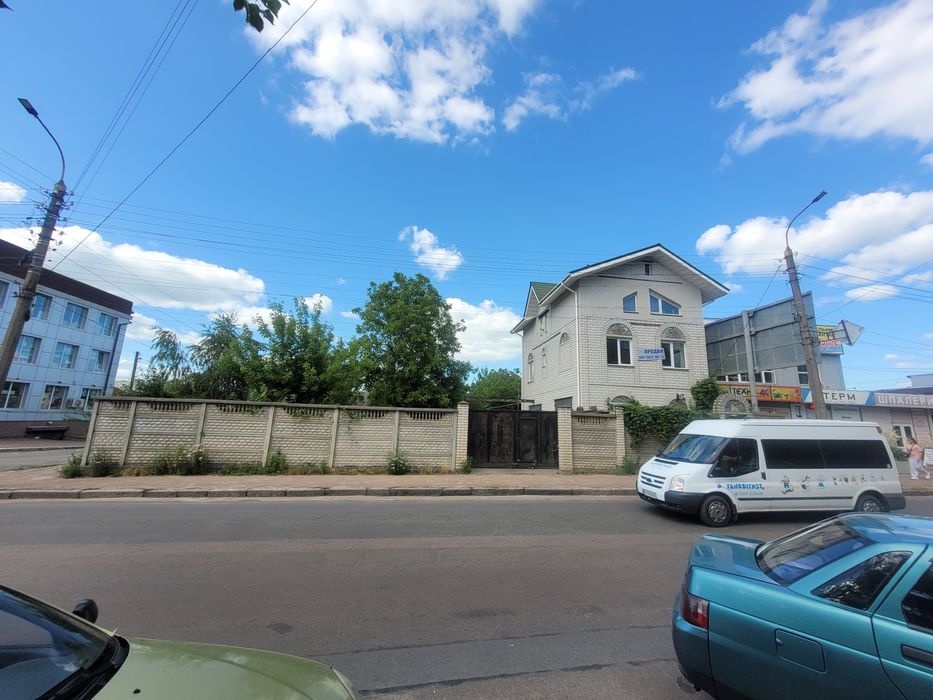 Приміщення і ділянка біля ринку.  Червона лінія.
