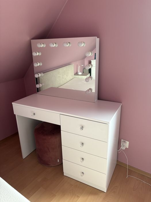 Sprzedam białą toaletkę