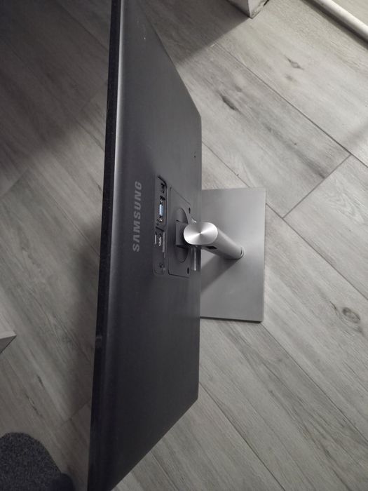 Monitor Samsung - Plamy na podświetleniu, brak zadilacza