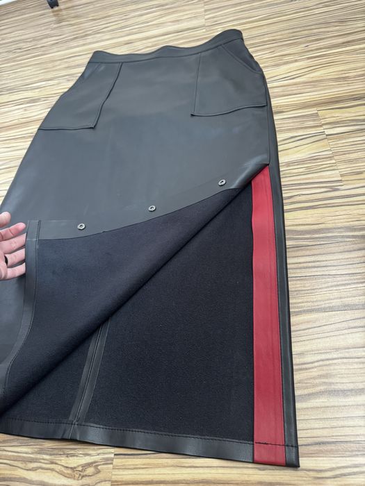 Стильна шкіряна спідниця міді з розрізом