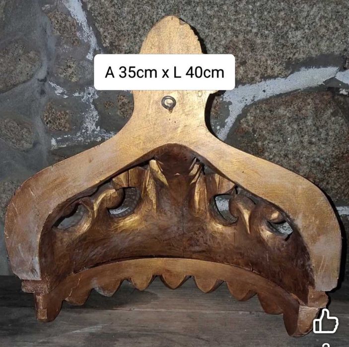 Coroa dourada talhada em madeira