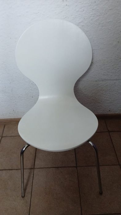 Białe krzesła kuchenne