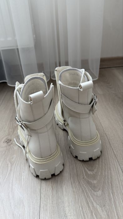 Стильні ботинки майже нові