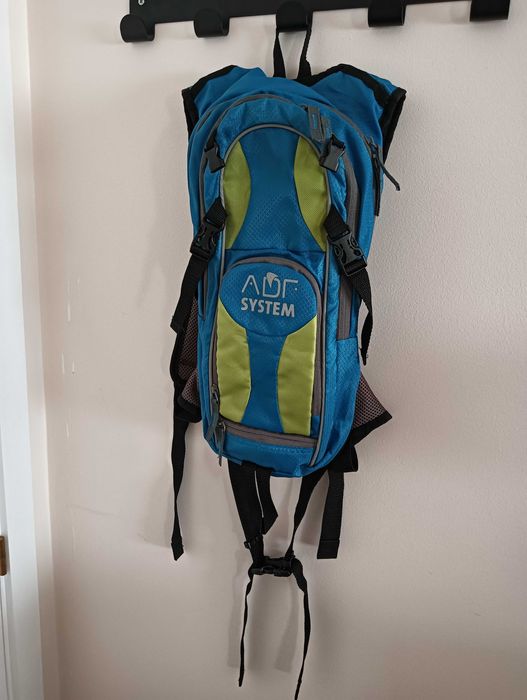 Mochila desportiva compacta ciclismo / trail – leve, estável e visível