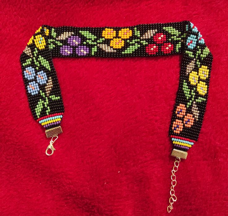 Kwiatowy damski naszyjnik wykonany z koralików handmade.
