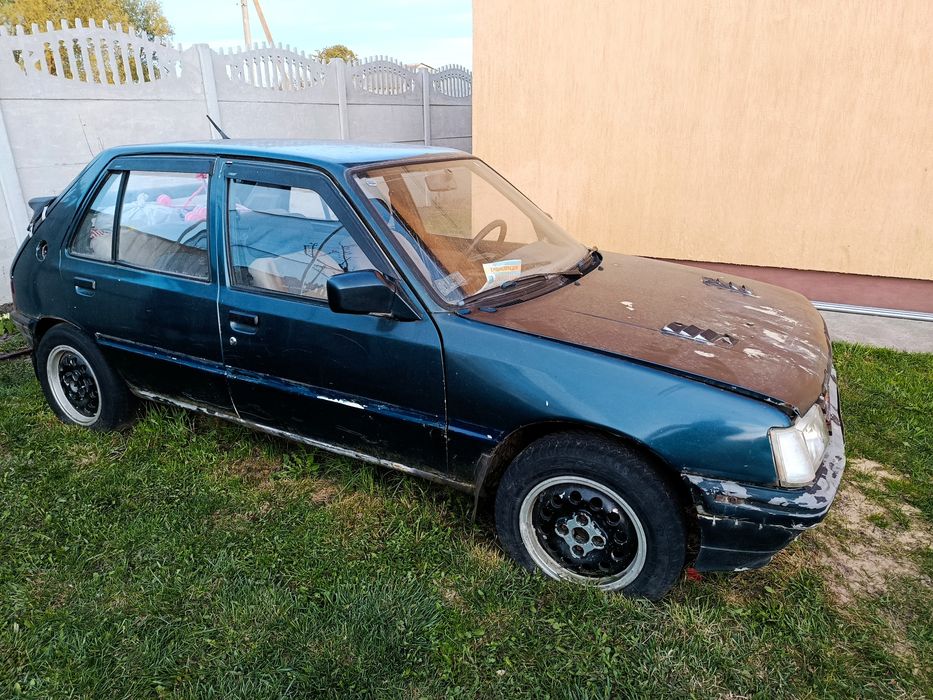 Продам машину Пежо 205,