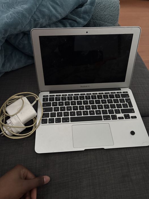 Macbook air 2018 com ecrã avariado- funciona ( inclui carregador)