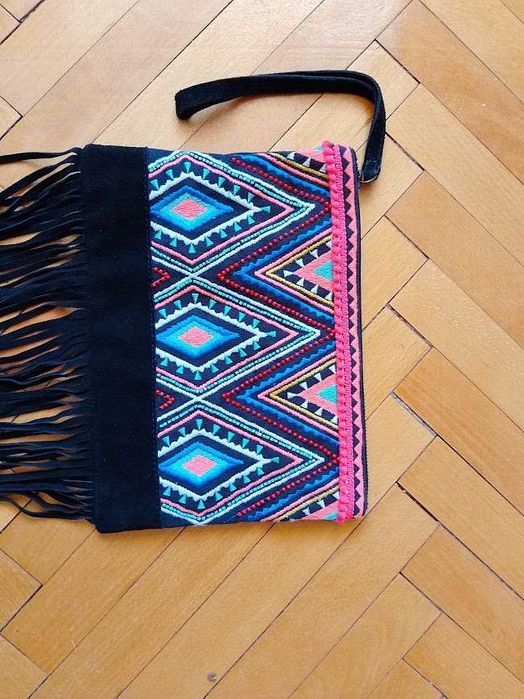 Клатч з бахромою та геометричним візерунком.