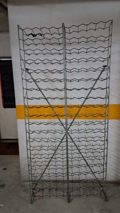 Vendo esta garrafeira usado medidas 2,12 x 0,98