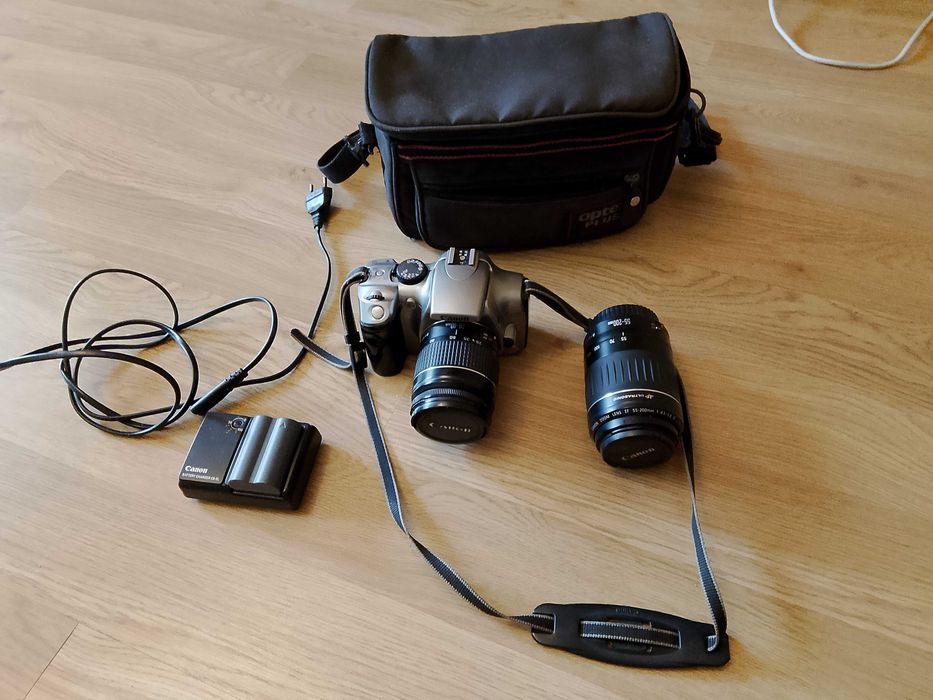 aparat fotograficzny Canon EOS z dwoma obiektywami