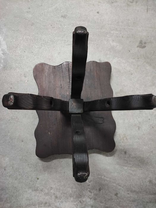 Mesa e bancos em madeira africana.