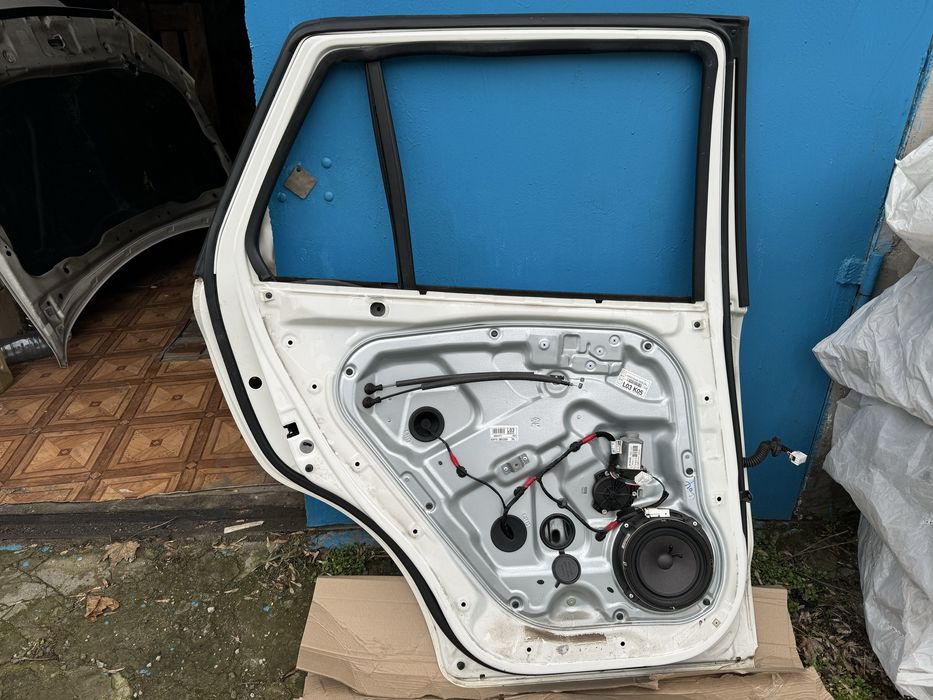 Прадам заднюю левую дверь Санта-Фе 2011г. Легкое поврежнение.