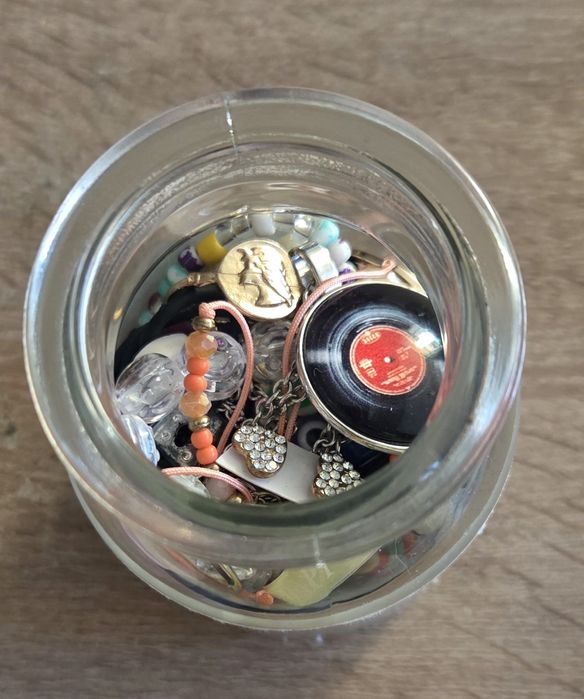 Mały słoiczek z biżuterią