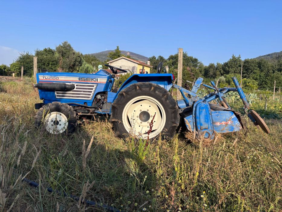 Trator iseki TU2100 4x4 com alfaias