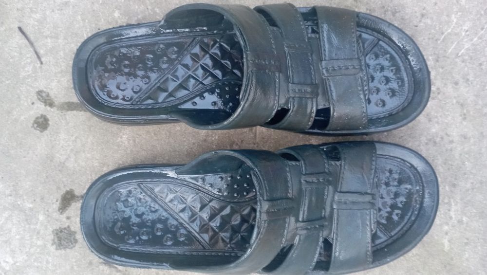 Шльопанці пінки різних розмірів