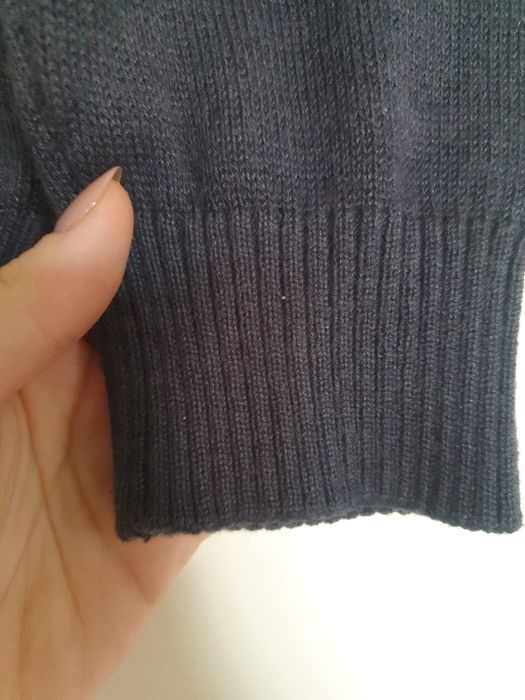 Granatowy sweter męski.