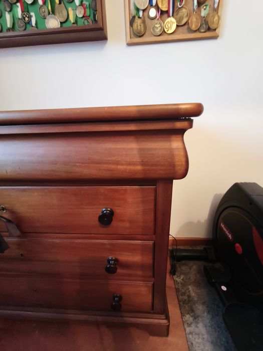 Cómoda de madeira maciça