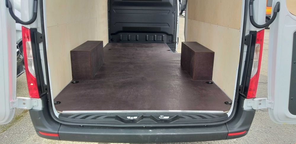 Zabudowa paki Mercedes Sprinter L3H2, zabudowa boków podłogi