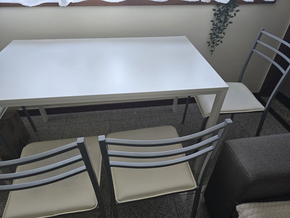 Mesa de jantar e 4 cadeiras