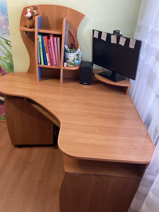 Письмово компʼютерний стіл