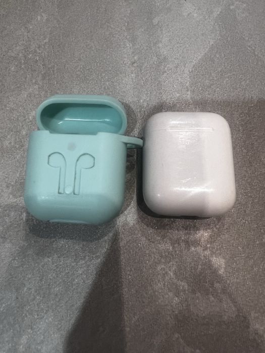 Продам оригинальные Apple AirPods 2 в хорошем состоянии.