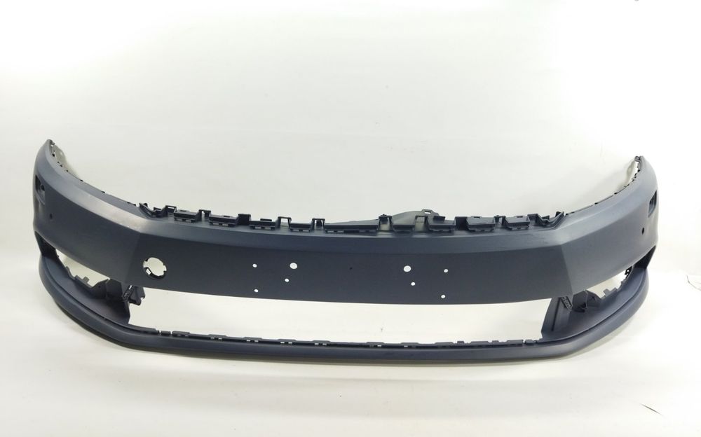 Передній бампер Volkswagen Passat CC 2012-2017 3C8807221F