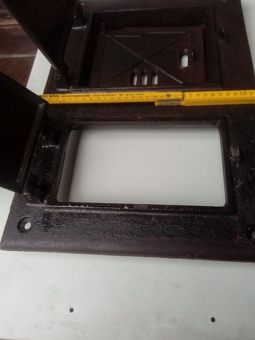 Żeliwne drzwiczki do pieca kuchennego