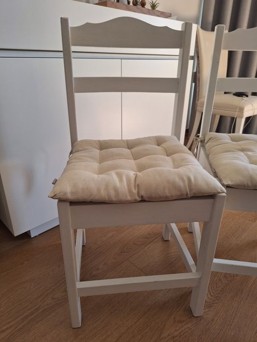 Cadeiras brancas com almofada (madeira)