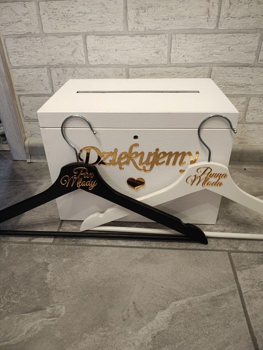 Skrzynka na koperty wieszaki złote dodatki ślub wesele