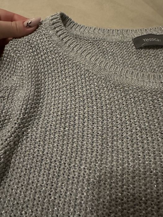 Sweterek ze srebrną nicią