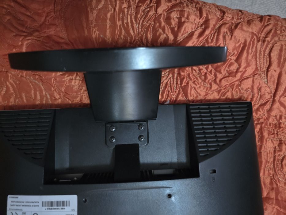 Dois Monitores de 17 e 18 polegadas