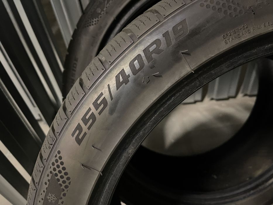 255 40 R19 22 rok Komplet opon zimowych 7, 7,5 mm