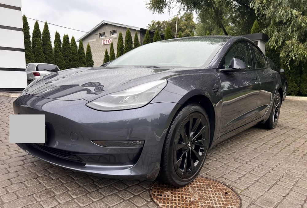 Оренда авто Tesla Model 3 під таксі