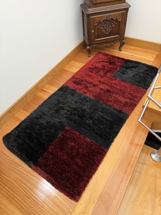 Tapete médio preto e vermelho