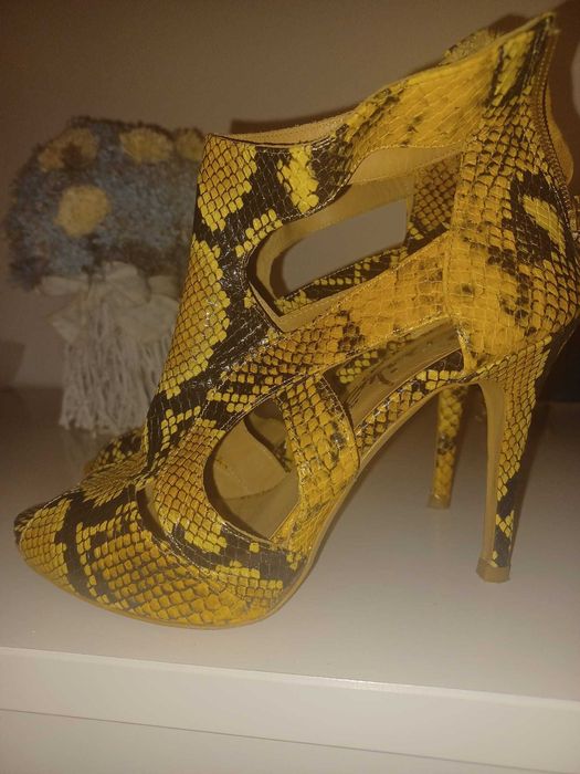 Sandálias da Ruika em pele