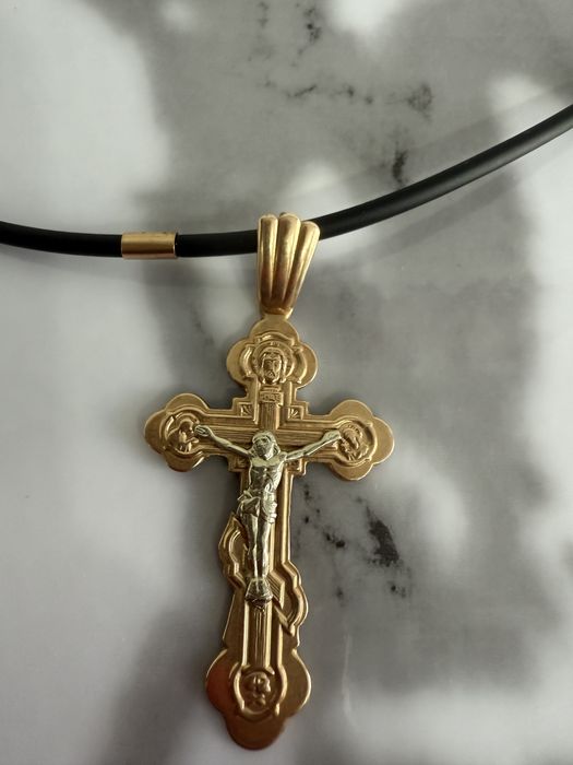 Золотой крестик со шнурком с золотыми встааками
