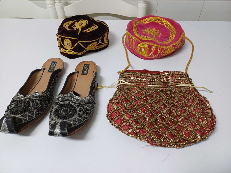 Chapéus muçulmanos, sandálias e bolsa