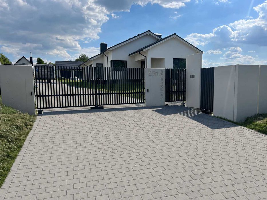 ogrodzenie grzebieniowe aluminiowe pionowe profile mur betonowy L