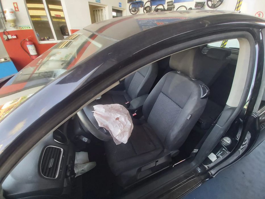 Volkswagen Golf VI 1.6 TDI de 2008 ás peças.