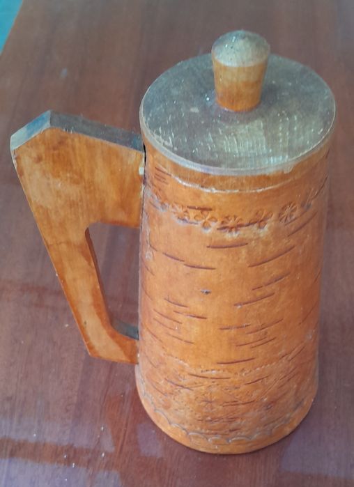 Кувшин и чашки на подносе, береста