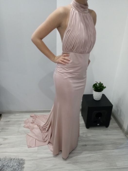 sukienki wieczorowe z trenem